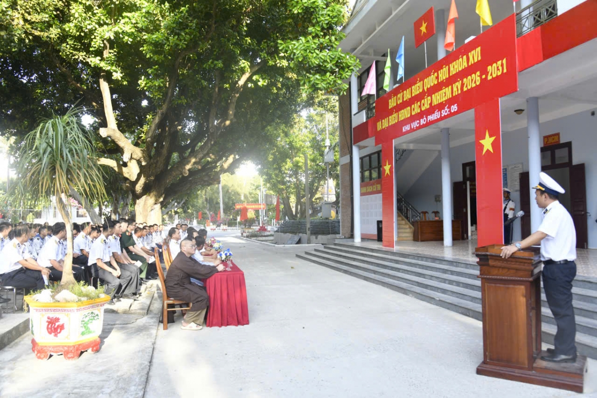 Cử tri đảo Nam Yết nghe phổ biến các quy định, nội quy bỏ phiếu