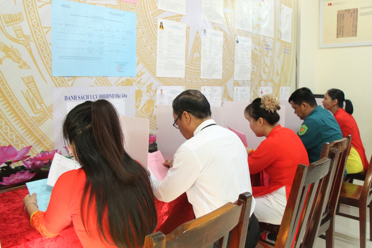 Cử tri hoàn thành việc bầu cử