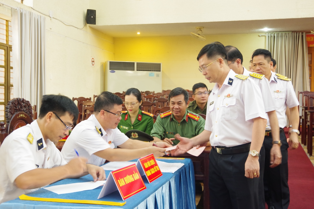 Cử tri Lữ đoàn 125 nhận thẻ cử tri và đối chiếu thông tin cử tri