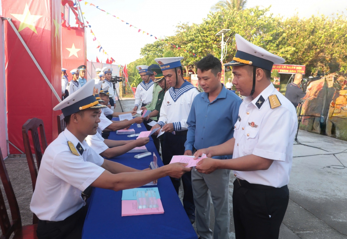 Cử tri nhận phiếu bầu cử