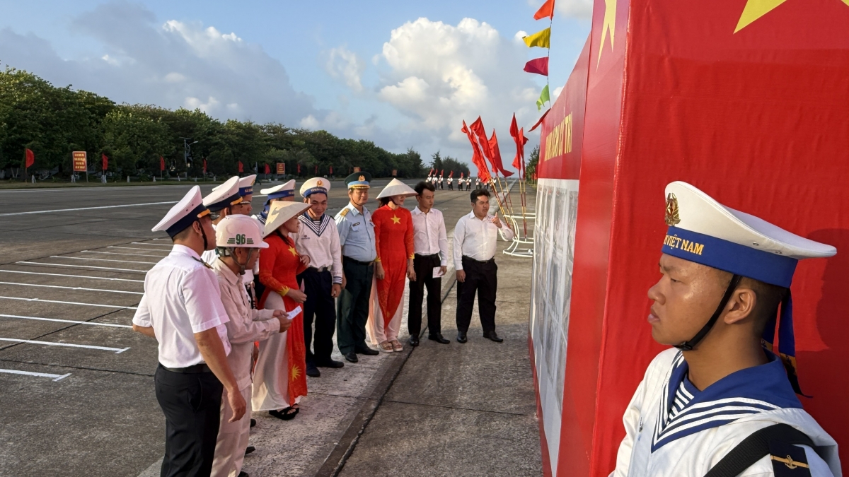 Cử tri tìm hiểu tiểu sử ứng viên trước khi bỏ phiếu