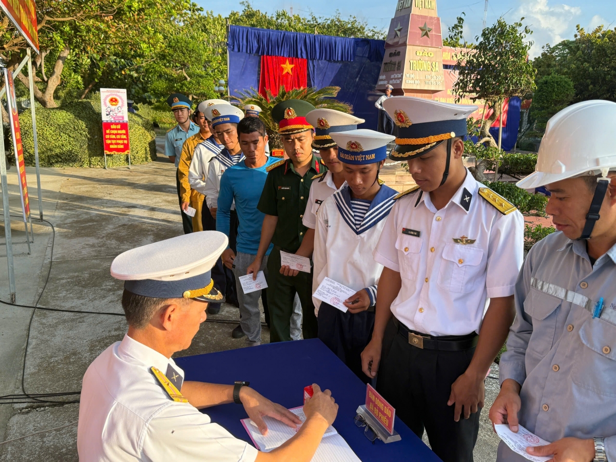 Cử tri Trường Sa hoàn thành bỏ phiếu