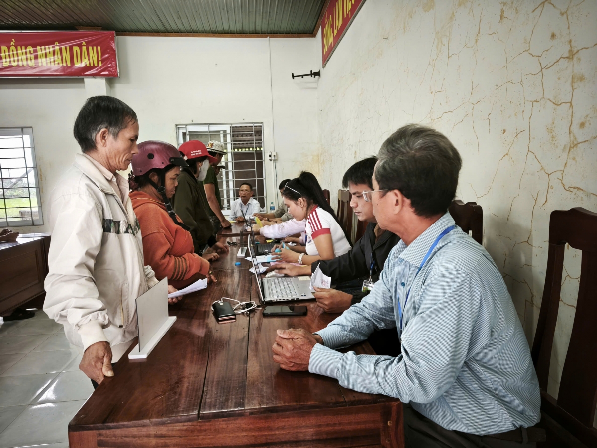 Cử tri xã Hòa Thịnh chờ tổ bầu cử kiểm tra thẻ cử tri và phát phiếu trước khi vào khu vực bỏ phiếu.