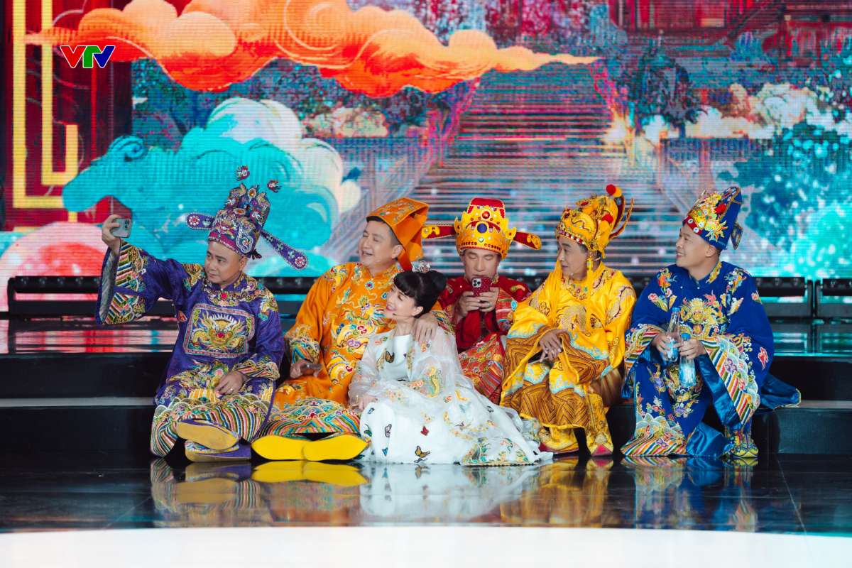 "Cuộc hẹn với tháng Ba" gây ấn tượng với tiểu phẩm "Hái hoa dân chủ" được tái xuất từ chương trình quen thuộc "Gặp nhau cuối năm"