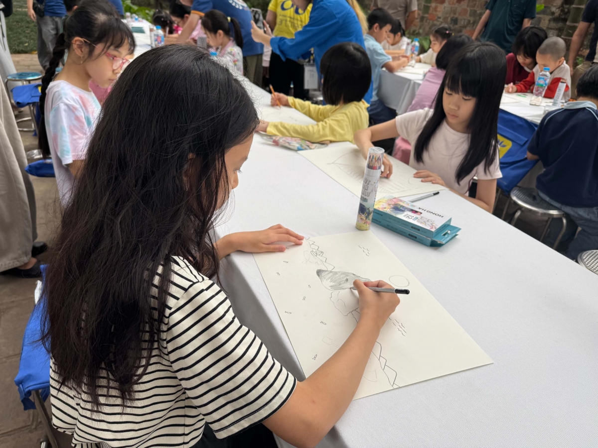  Ngay tại sự kiện, nhiều học sinh đã đến tham quan các di tích tại Văn Miếu – Quốc tử giám để tìm cảm hứng sáng tác và thực hiện tác phẩm dự thi.