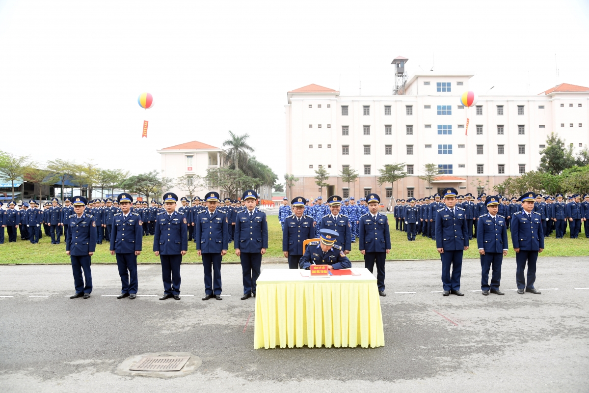 Đại diện các cơ quan, đơn vị ký kết giao ước thi đua