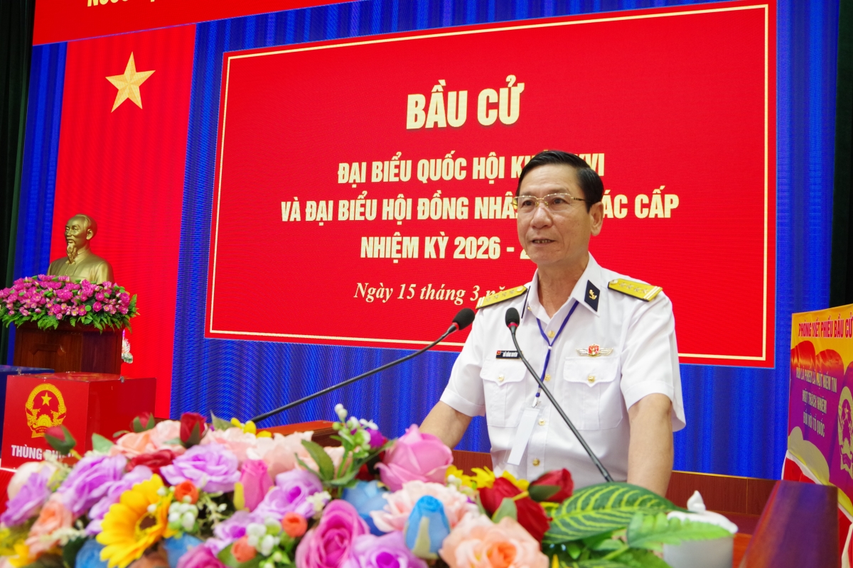 Đại tá Đỗ Hồng Duyên, phát biểu khai mạc bầu cử khu vực bỏ phiếu tại Căn cứ Long Sơn