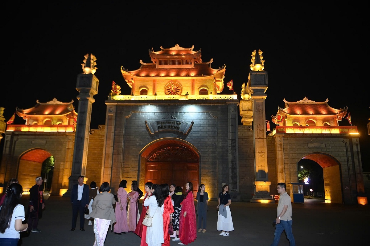 Du khách trải nghiệm tua du lịch đêm tại Đền Hùng