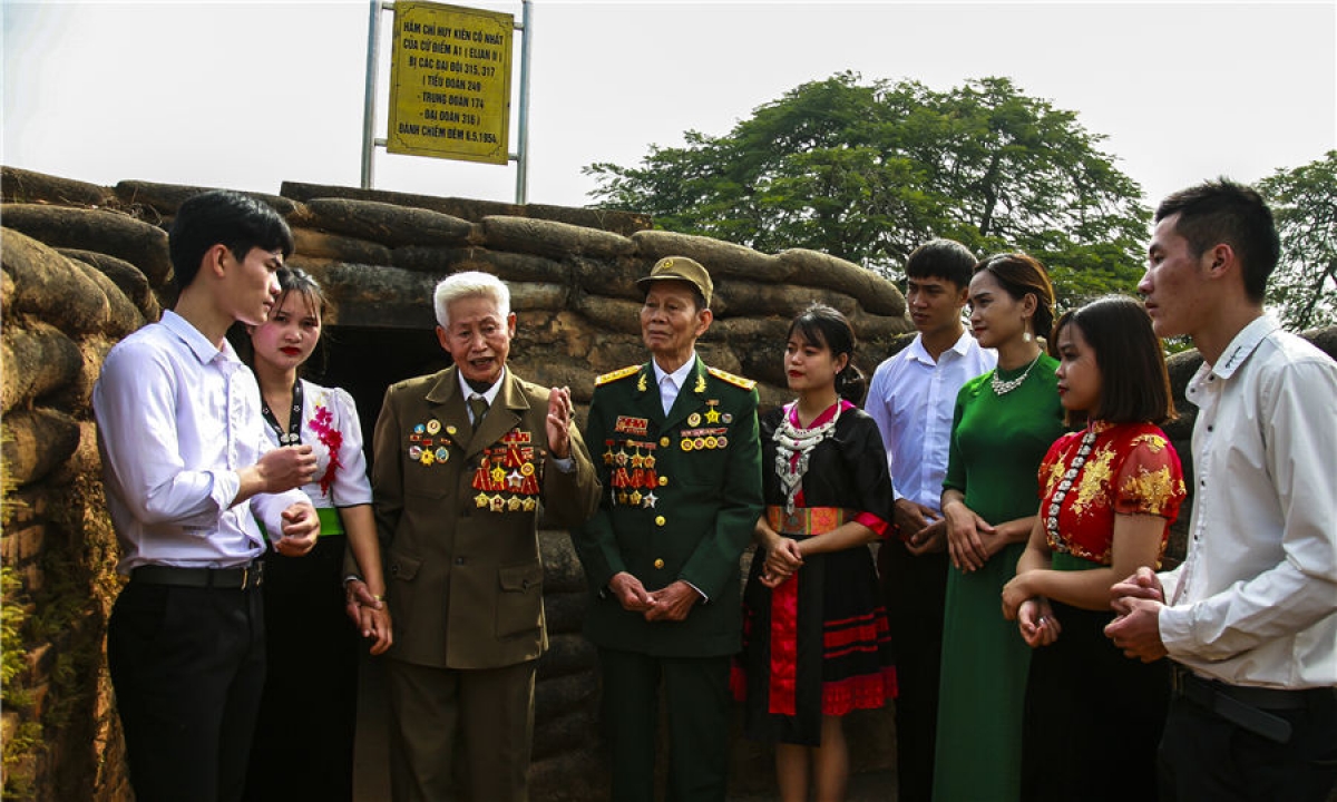 Giáo dục tinh thần yêu nước, truyền thống và lịch sử dân tộc cho thế hệ trẻ (Trong ảnh: Chiến sĩ Điện Biên kể chuyện)_Nguồn: vapa.org.vn