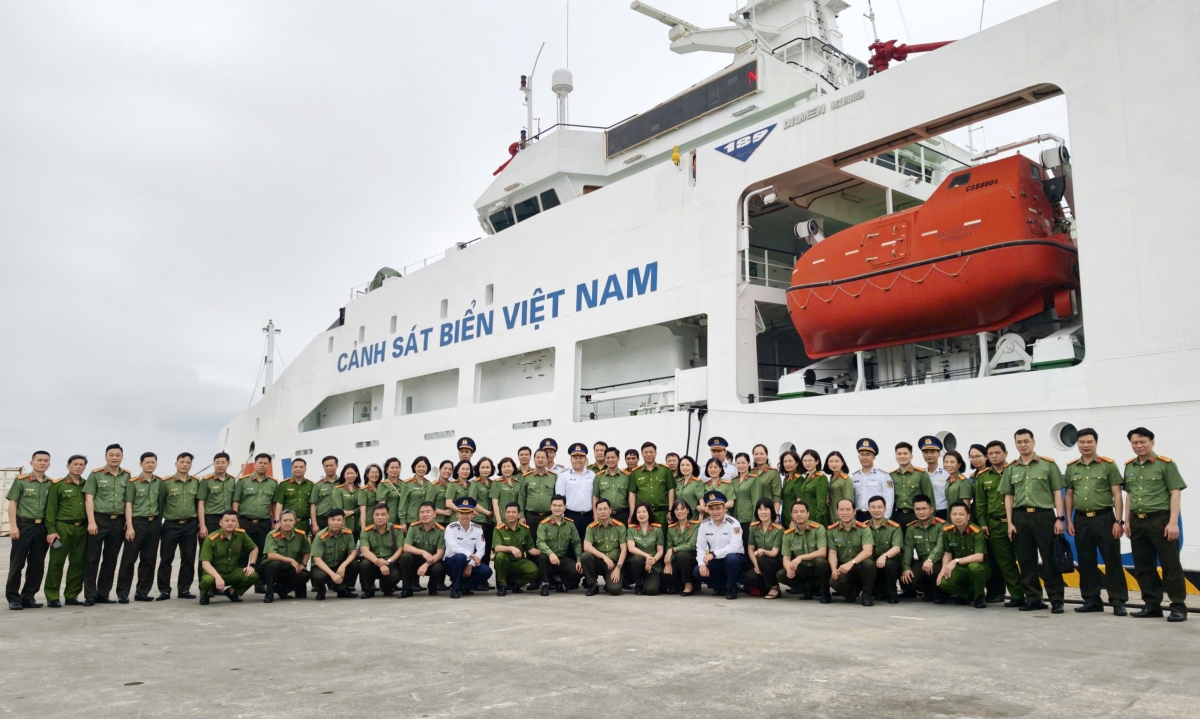 Đoàn công tác Học viên ANND chụp ảnh lưu niệm với cán bộ, chiến sĩ tàu CSB 8004