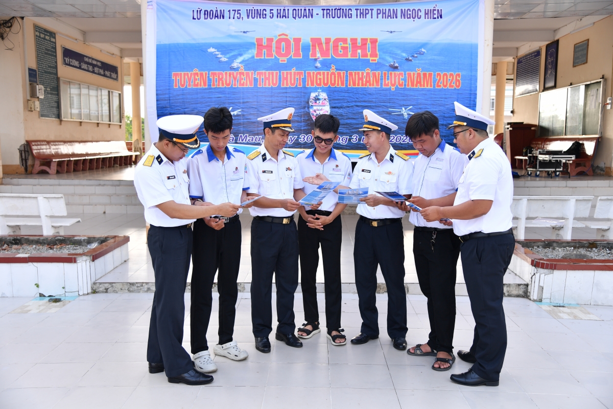 Đoàn công tác hướng dẫn các e học sinh về các chỉ tiêu, tiêu chí tuyển sinh năm 2026