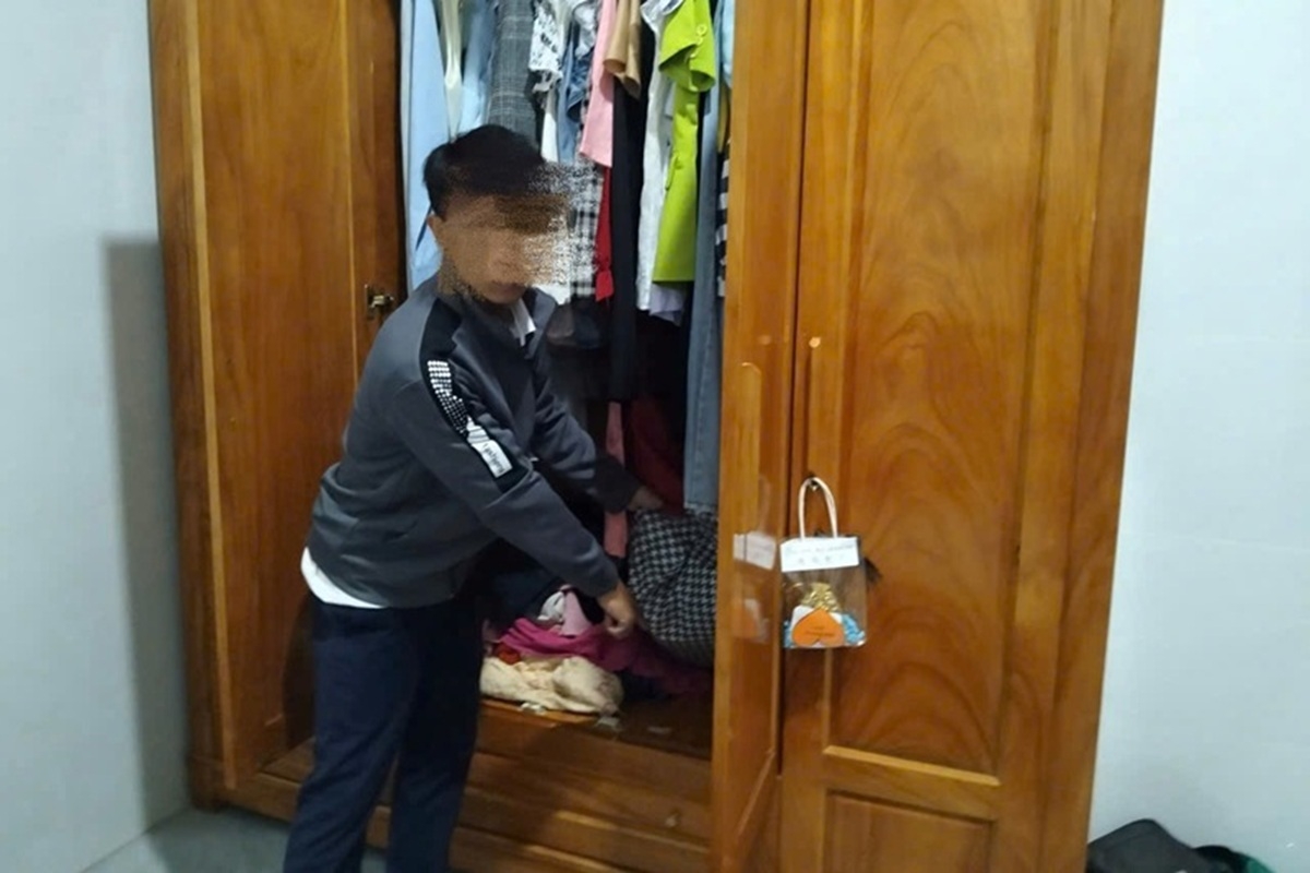 Đối tượng N.D.K tại hiện trường vụ trộm. Ảnh: CALĐ