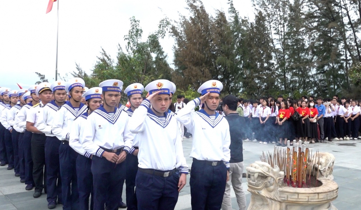 Đông đảo cán bộ, chiến sĩ dâng hương tại khu tưởng niệm chiến sĩ Gạc Ma