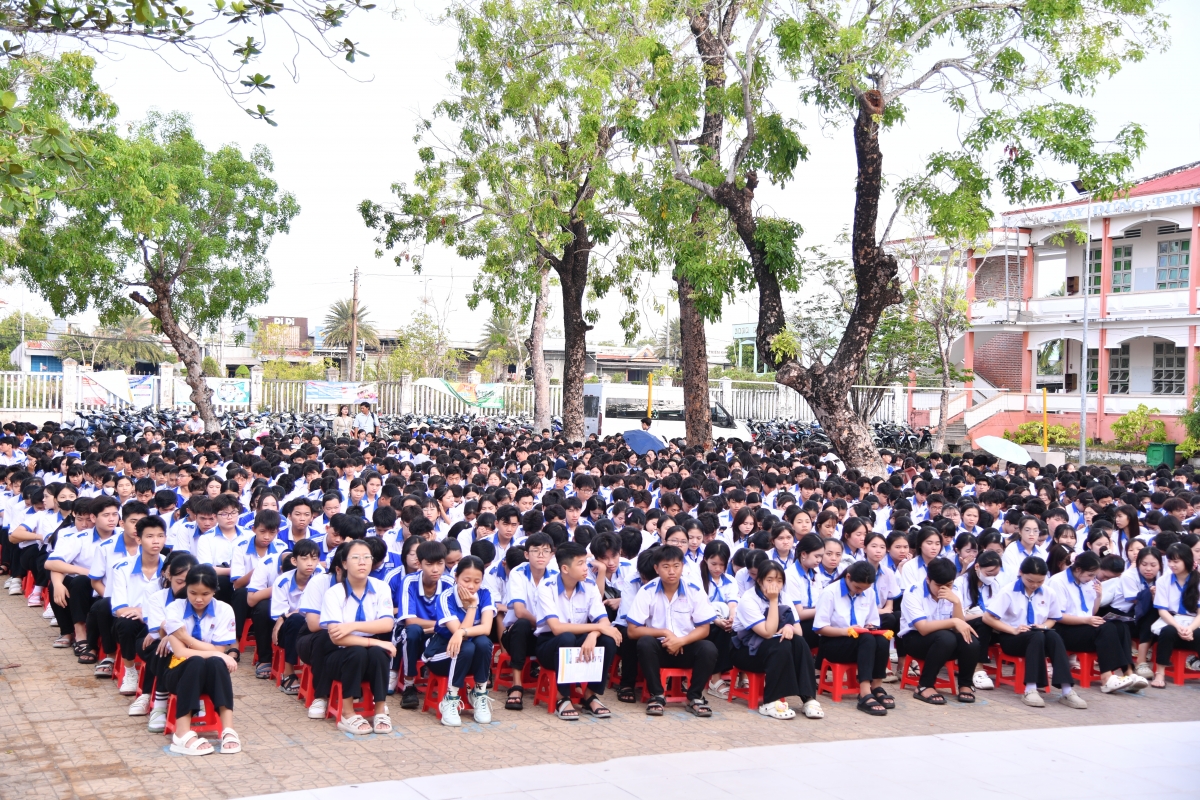 Đông đảo học sinh chăm chú nghe bái cáo viên tuyên truyền thu hút nguồn nhân lực