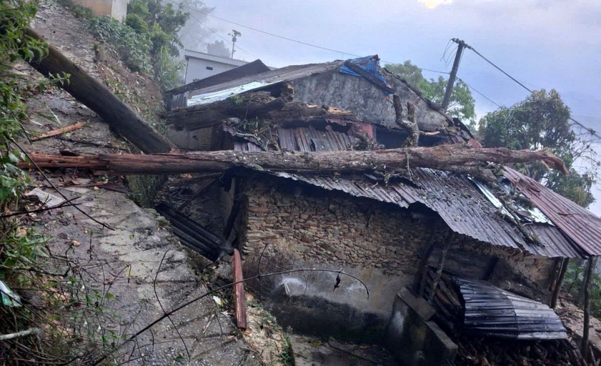 Dông lốc đã làm đổ gãy cây cối, hư hỏng nhà và tài sản của người dân xã Thu Lũm... ước thiệt hại hơn 200 triệu đồng.