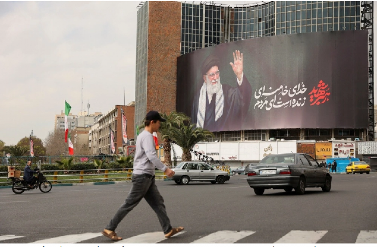 Hình ảnh cố lãnh đạo tối cao của Iran, Ayatollah Ali Khamenei trên một con phố tại Tehran. Ảnh: Reuters