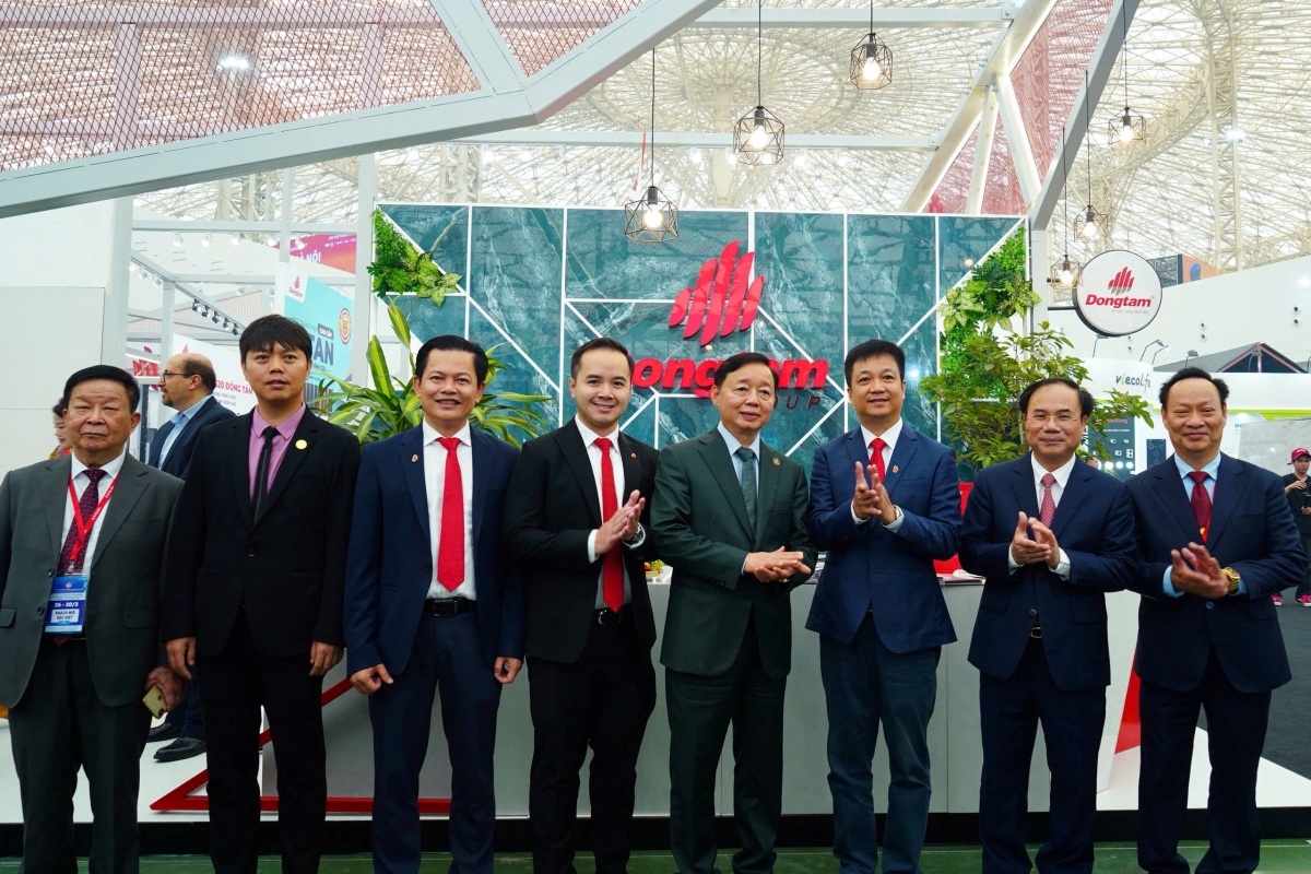 Phó Thủ tướng Chính phủ Trần Hồng Hà (thứ tư, từ phải qua), Thứ trưởng Bộ Xây dựng Việt Nam Nguyễn Văn Sinh (thứ hai, từ phải qua) cùng đại biểu tham quan gian hàng Dongtam Group