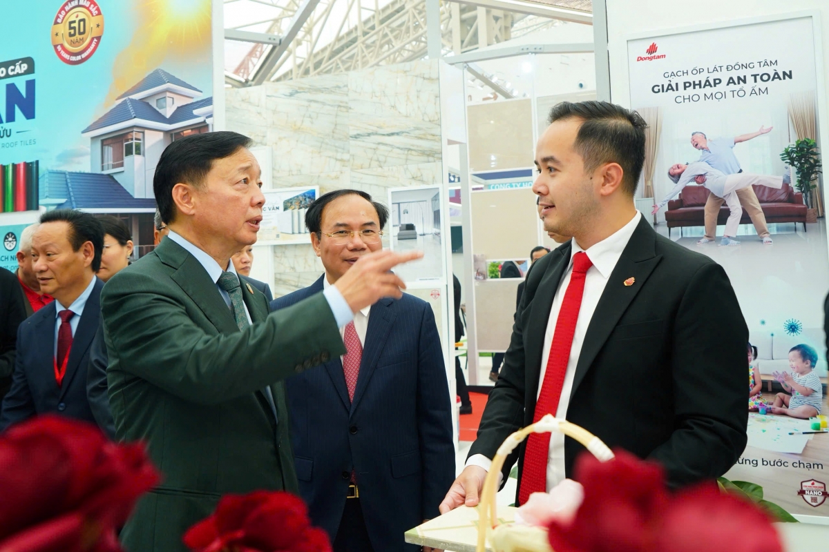 Ông Võ Quốc Huy – Giám đốc Điều hành Kinh doanh Dongtam Group giới thiệu các Sản phẩm VLXD đến Phó Thủ tướng Chính phủ Trần Hồng Hà