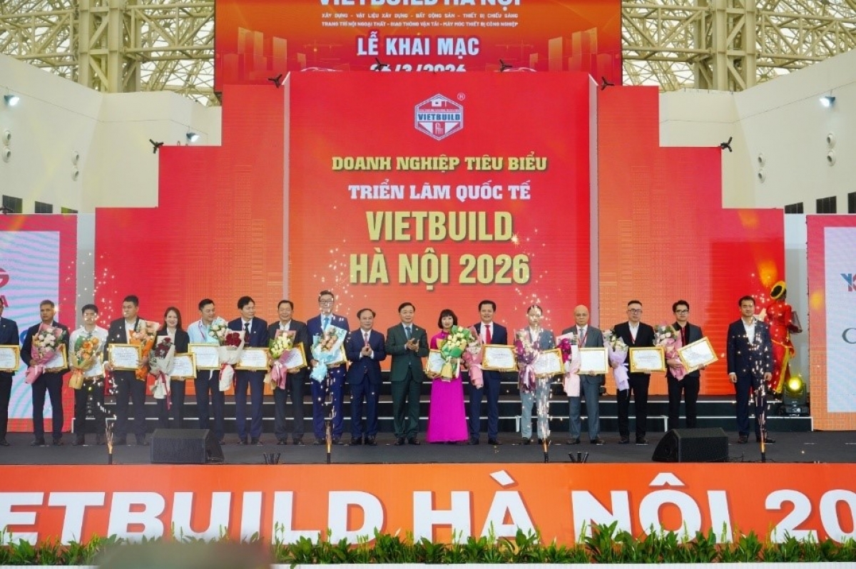 Tại lễ khai mạc, ông Đinh Ngọc Hỏa – đại diện Dongtam Group (thứ sáu, từ phải qua) được trao Chứng nhận Doanh nghiệp tiêu biểu, ghi nhận những đóng góp tích cực cho hoạt động của triển lãm và ngành vật liệu xây dựng