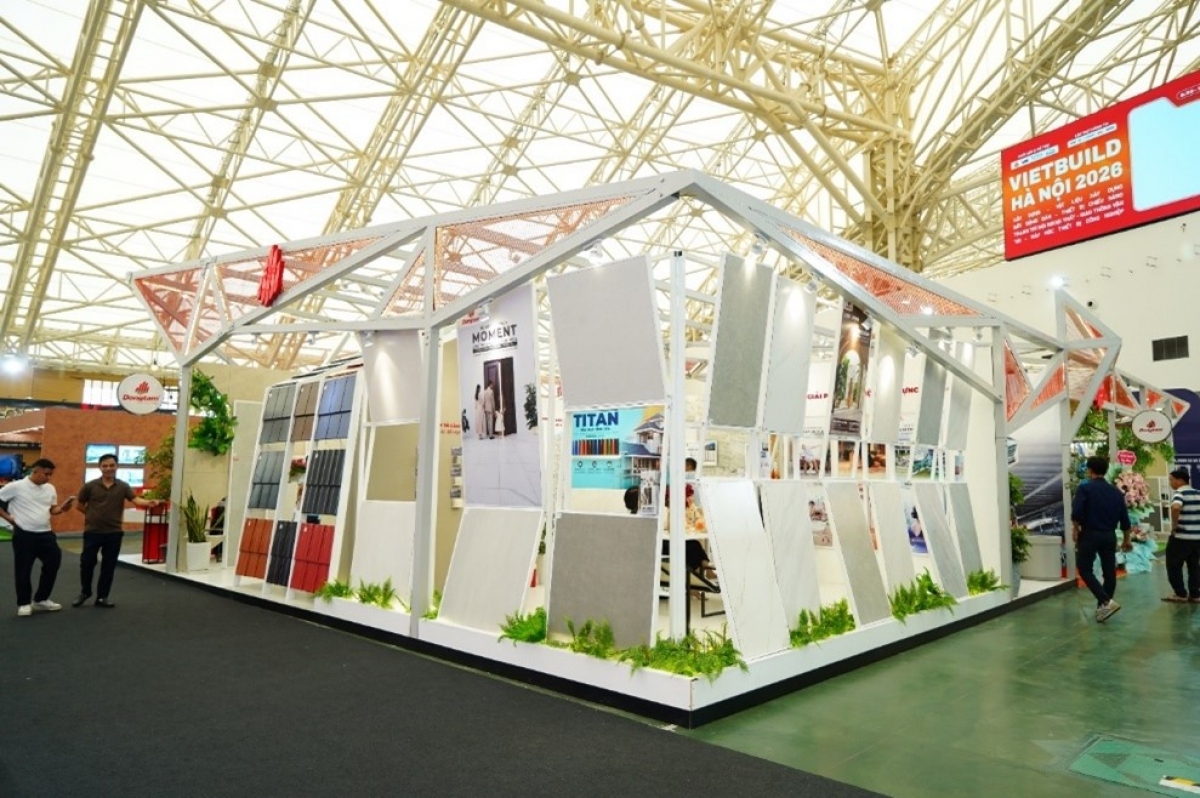 Các bộ sưu tập gạch ốp lát như Moment, Hòa Bình, Bari, Napoli, Catania được phát triển theo xu hướng thiết kế hiện đại, tập trung vào bề mặt, kích thước lớn và khả năng ứng dụng linh hoạt trong không gian nội – ngoại thất