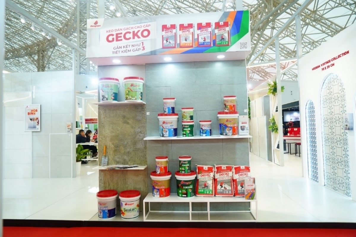 Dongtam Group hoàn thiện hệ sản phẩm phụ trợ, như Keo dán gạch duy trì ổn định về chất lượng và tiêu chuẩn kỹ thuật; Giải pháp cửa nhôm và cửa nhựa uPVC, đáp ứng yêu cầu về độ bền, cách âm và tính đồng bộ trong thiết kế công trình tạo xu hướng dịch chuyển từ cung cấp vật liệu đơn lẻ sang cung cấp giải pháp đồng bộ cho toàn bộ vòng đời công trình.