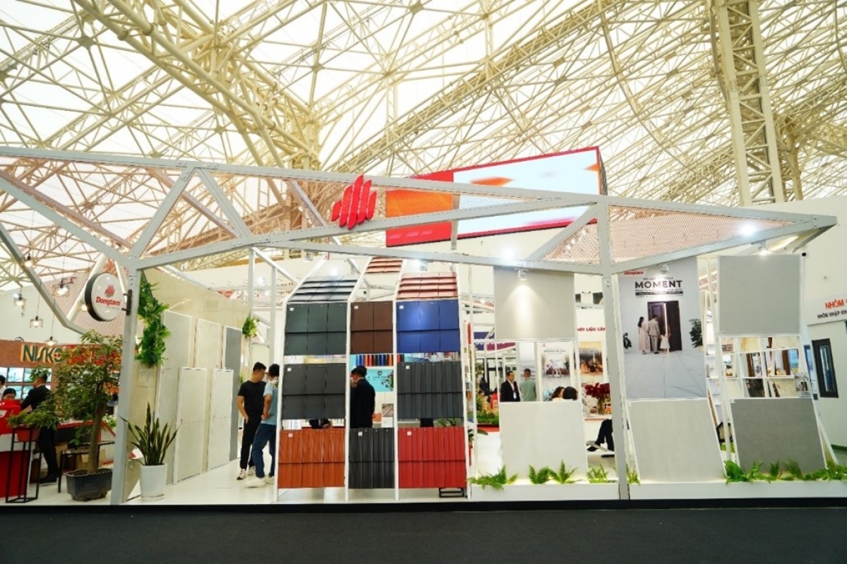 Sản phẩm Ngói tráng men cao cấp có khả năng chống hắt dột, duy trì độ bền màu dài hạn, đồng thời đáp ứng yêu cầu thẩm mỹ đối với các công trình nhà ở và nghỉ dưỡng. Chính sách bảo hành màu lên đến 50 năm gia tăng độ tin cậy đối với dòng sản phẩm này trên thị trường