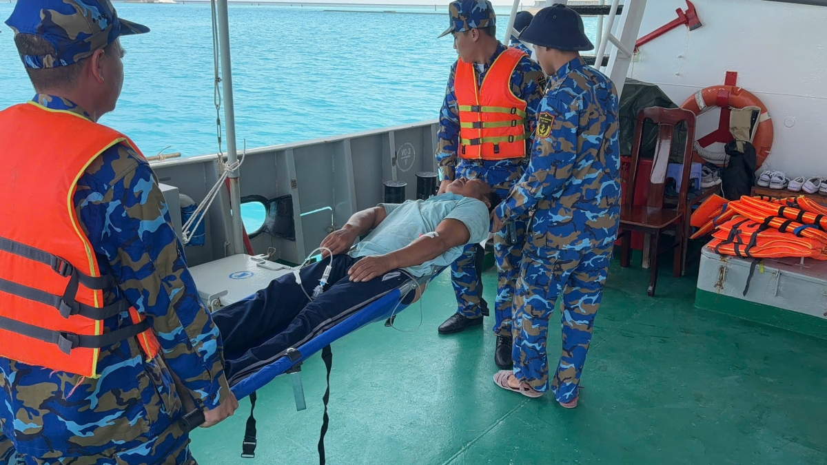 Tàu 741 cấp cứu ngư dân