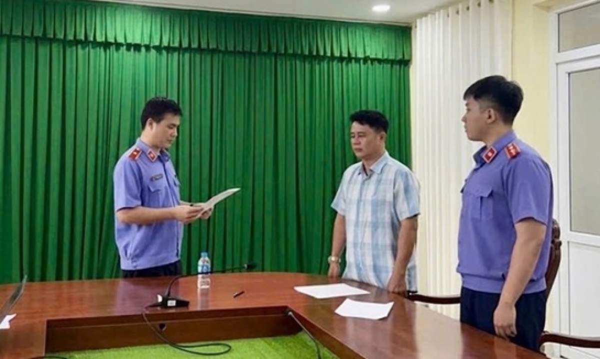 Cơ quan điều tra VKSND tối cao tống đạt quyết định tố tụng đối với bị can Lê Quốc Việt. Ảnh: Cơ quan điều tra VKSND tối cao.