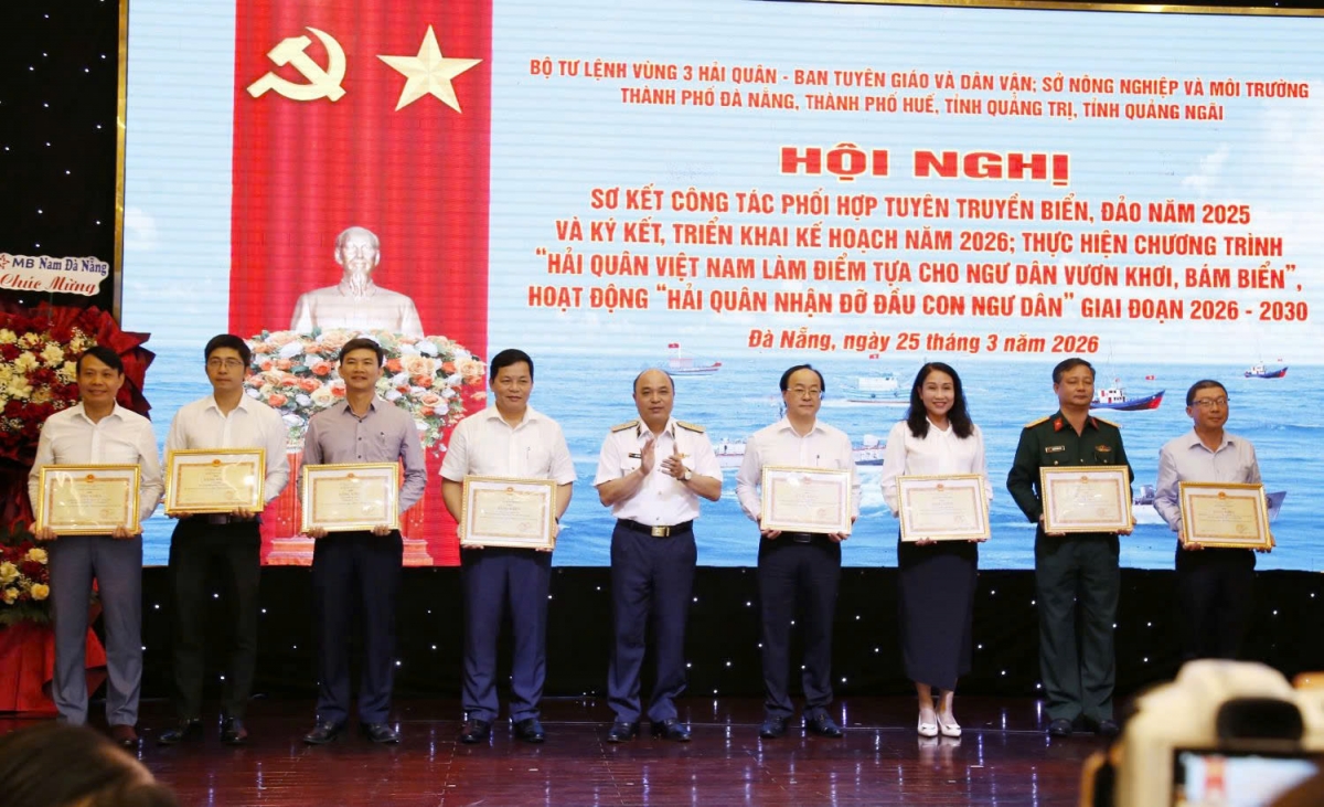 Trao bằng khen tặng các tập thể, cá nhân có thành tích tốt trong công tác phối hợp tuyên truyền biển, đảo