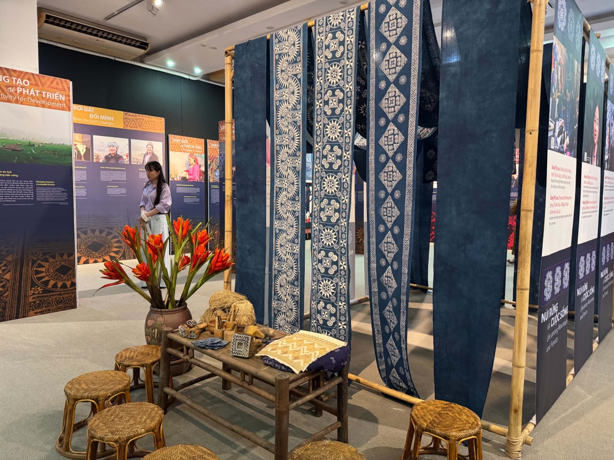 Không gian sắp đặt ấn tượng với những sản phẩm vải nhuộm hoạ tiết từ sáp ong