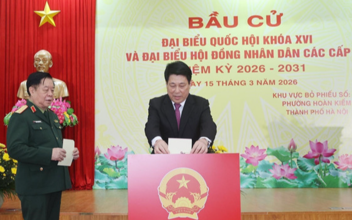 Chủ tịch nước Lương Cường bỏ phiếu bầu cử tại khu vực bỏ phiếu số 26, phường Hoàn Kiếm, thành phố Hà Nội.