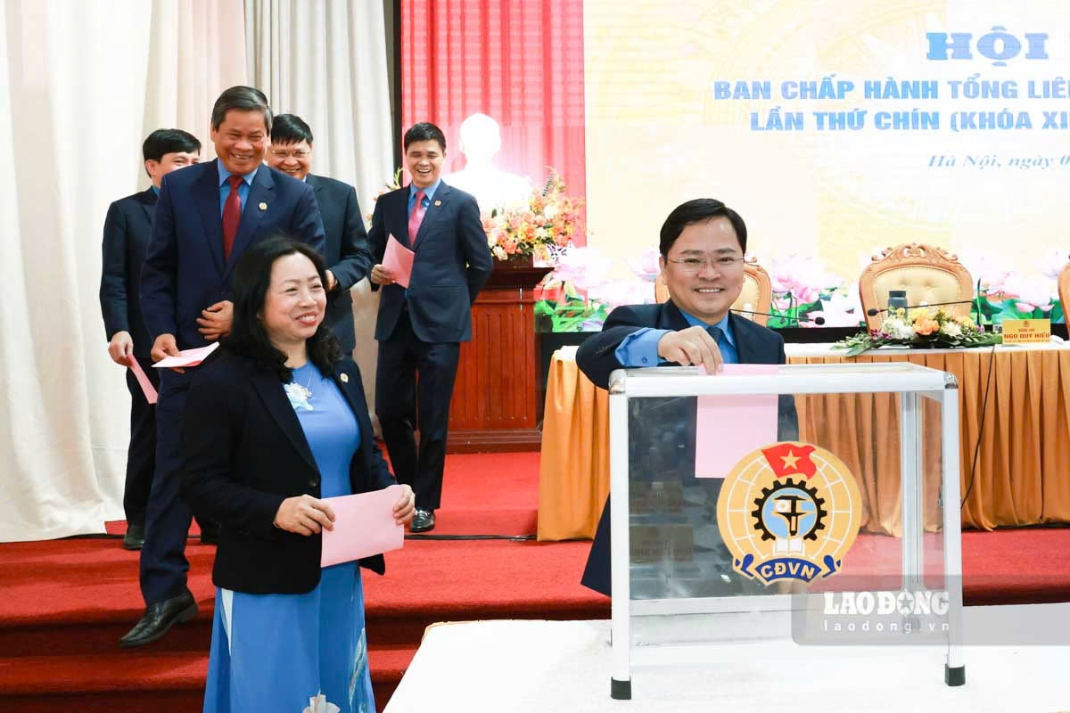 Các đại biểu tiến hành bỏ phiếu bầu đồng chí Nguyễn Anh Tuấn vào Đoàn Chủ tịch Tổng LĐLĐVN.
Ảnh: Hải Nguyễn