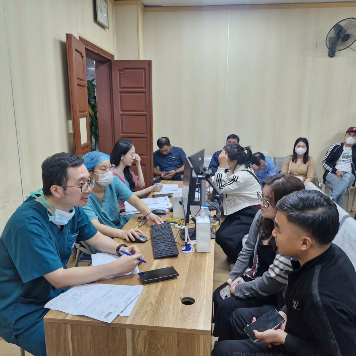 BS Vương Vũ Việt Hà khám, tư vấn cho các cặp vợ chồng mong con