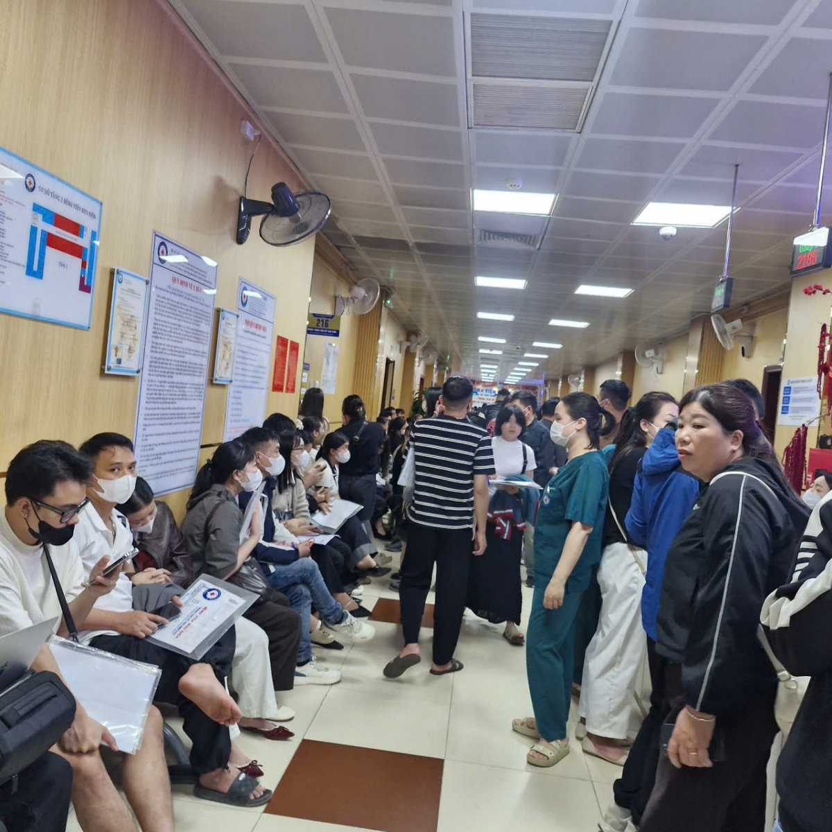 Rất đông bệnh nhân đến BV Bưu điện để đăng ký khám, tư vấn miễn phí vô sinh, hiếm muộn