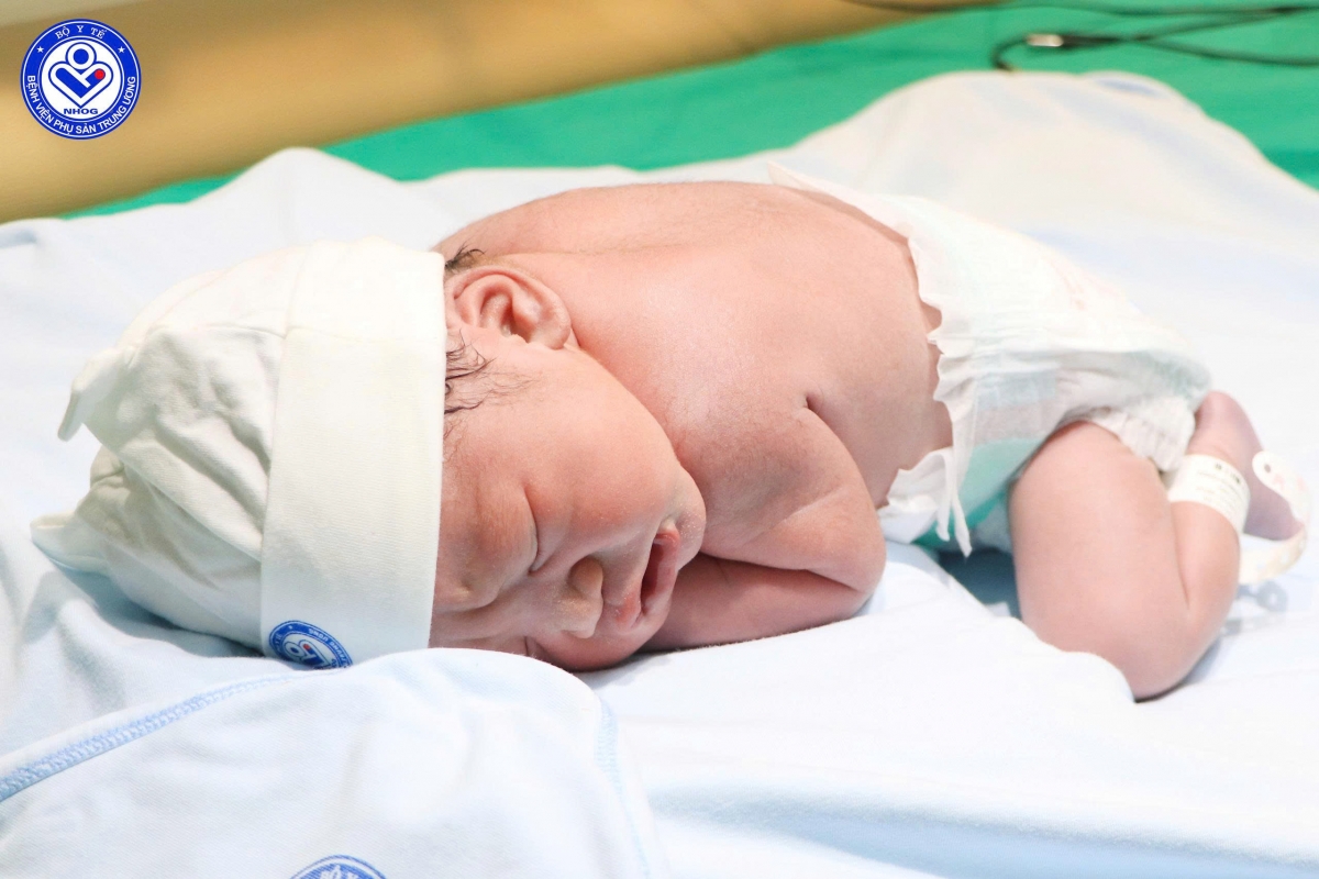 Bé trai nặng 2.8 kg chào đời khỏe mạnh, phản xạ tốt