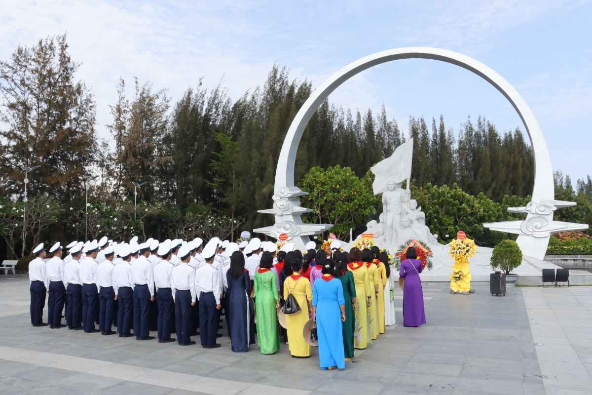 Cán bộ, học viên, Hội viên Phụ nữ Học viện dâng hoa, dâng hương tại Khu tưởng niệm chiến sĩ Gạc Ma