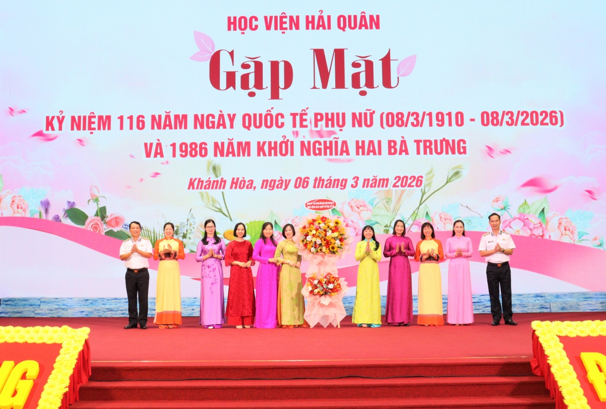 Lãnh đạo Học viện tặng hoa chúc mừng