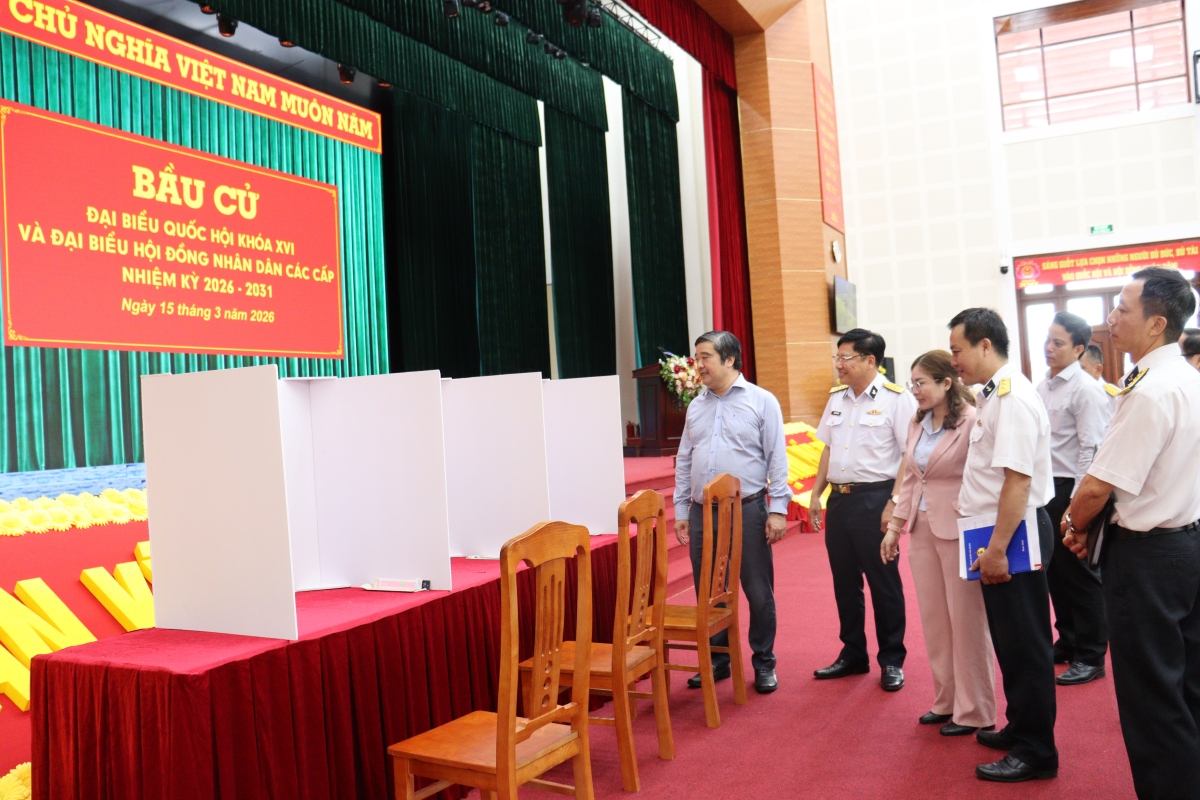 Đoàn kiểm tra tiến hành kiểm tra thực tế khu vực ghi phiếu bầu