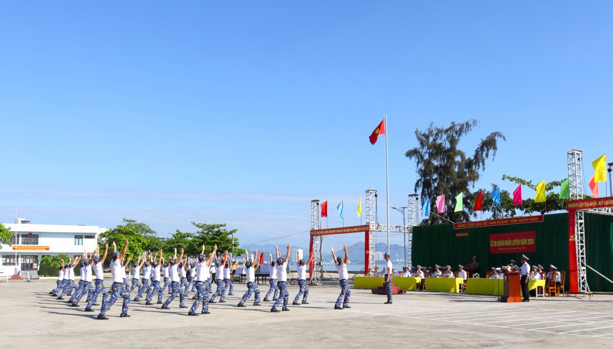 Các cán bộ chiến sỹ trung tâm thực hiện bài tập thể dục đồng diễn