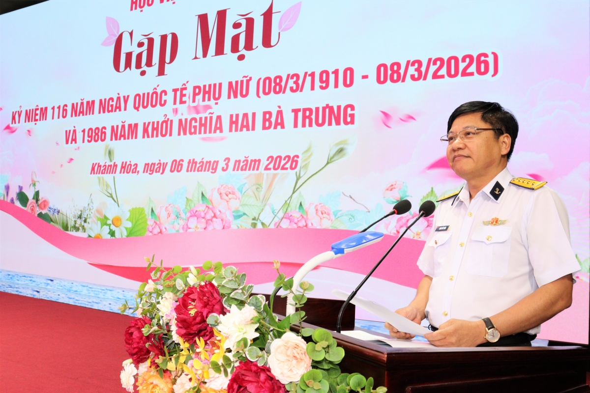 Đại tá Phạm Đức Hùng, Phó Chính ủy Học viện phát biểu chúc mừng