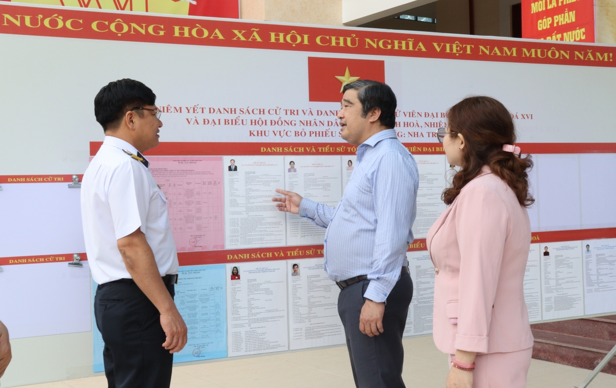 Đoàn kiểm tra tiến hành kiểm tra công tác niêm yết danh sách cử tri tại điểm bầu cử Học viện Hải quân