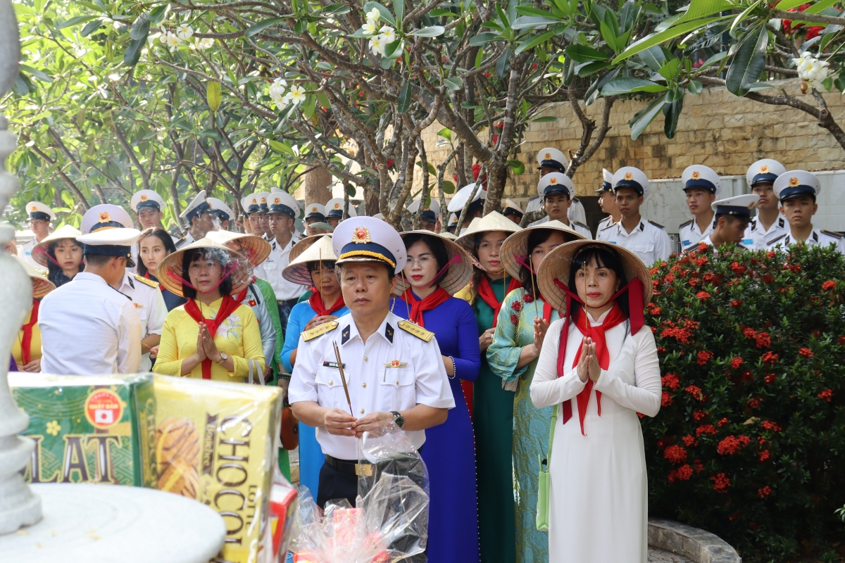 Cán bộ, học viên, Hội viên Phụ nữ Học viện thắp hương tại bia tưởng niệm các chiến sĩ Gạc Ma
