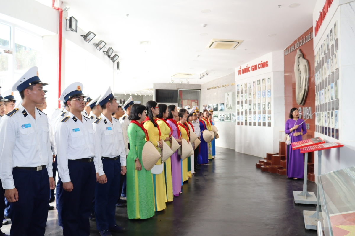 Cán bộ, học viên, Hội viên Phụ nữ Học viện tham quan bảo tàng - nơi lưu giữ các kỷ vật của các anh hùng, liệt sĩ trong Sự kiện Gạc Ma