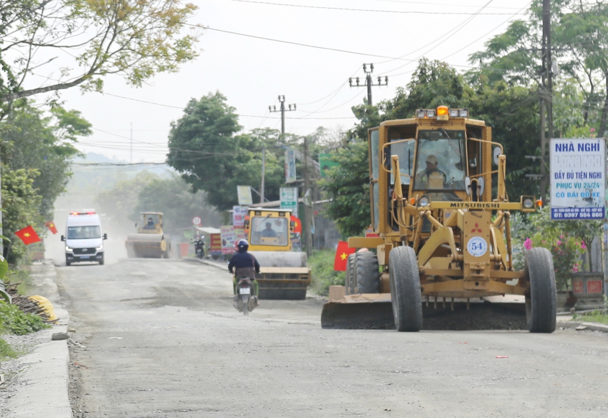 Hơn 70km Quốc lộ 14E kết nối đồng bằng với miền núi TP. Đà Nẵng bị “xé nhỏ”, thi công dở dang, giao thương đình trệ.