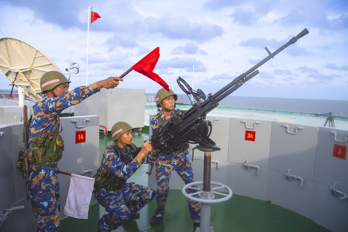 Cán bộ chiến sĩ nhà giàn DK1, Vùng 2 Hải quân huấn luyện sẵn sàng chiến đấu