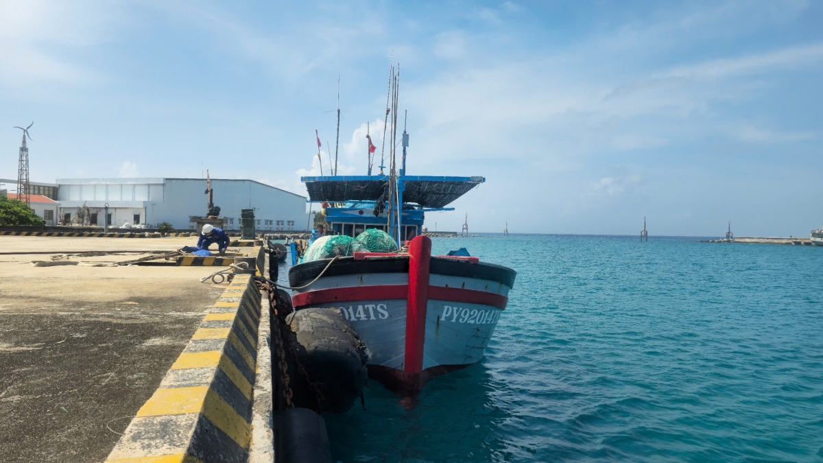 Hướng dẫn tàu cá ngư dân vào Âu tàu để hỗ trợ sửa chữa