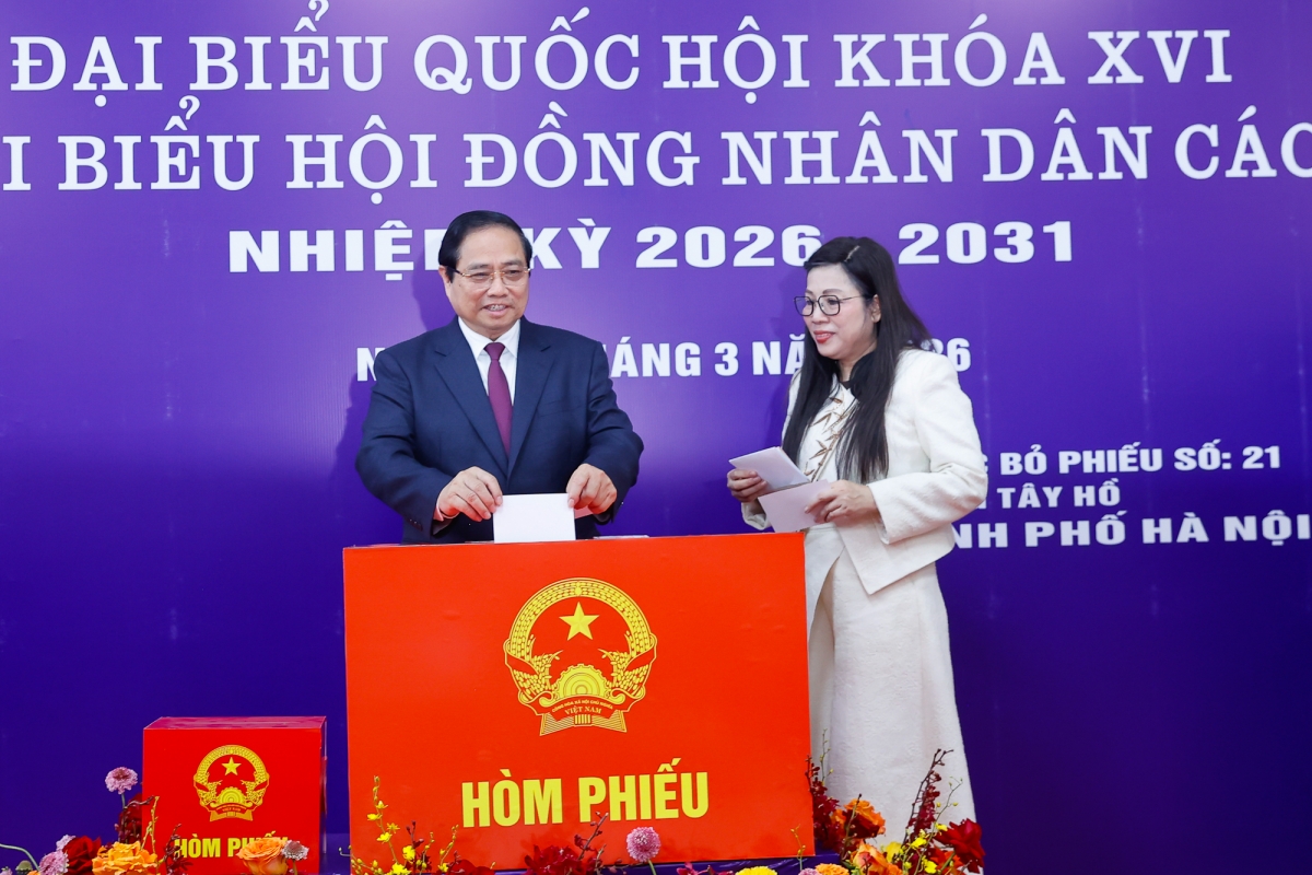 Thủ tướng Chính phủ Phạm Minh Chính và Phu nhân thực hiện quyền và nghĩa vụ công dân, bỏ phiếu lựa chọn những người xứng đáng nhất làm đại biểu Quốc hội khóa XVI và đại biểu Hội đồng nhân dân các cấp nhiệm kỳ 2026-2031 - Ảnh: VGP/Nhật Bắc