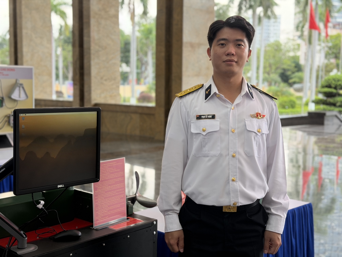 Thượng úy Phạm Tất Thắng – Ngành trưởng ngành radar Tàu 26, Lữ đoàn 162, Vùng 4 Hải Quân, chủ nhân của nhiều mô hình học cụ được ứng dụng rộng rãi trong đơn vị