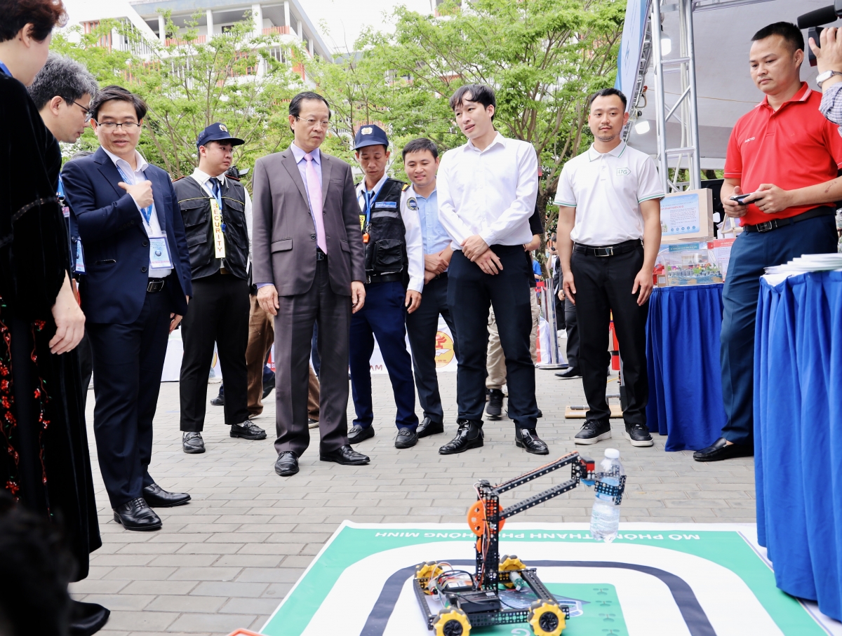 Thứ trưởng Bộ GD-ĐT Phạm Ngọc Thưởng tham quan gian trưng bày