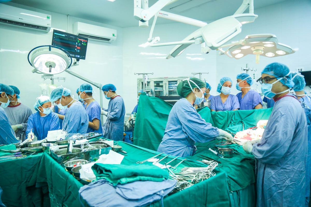 Ê kíp ghép đa tạng BV Hữu nghị Việt Đức thực hiện ca ghép Domino cho 2 người bệnh